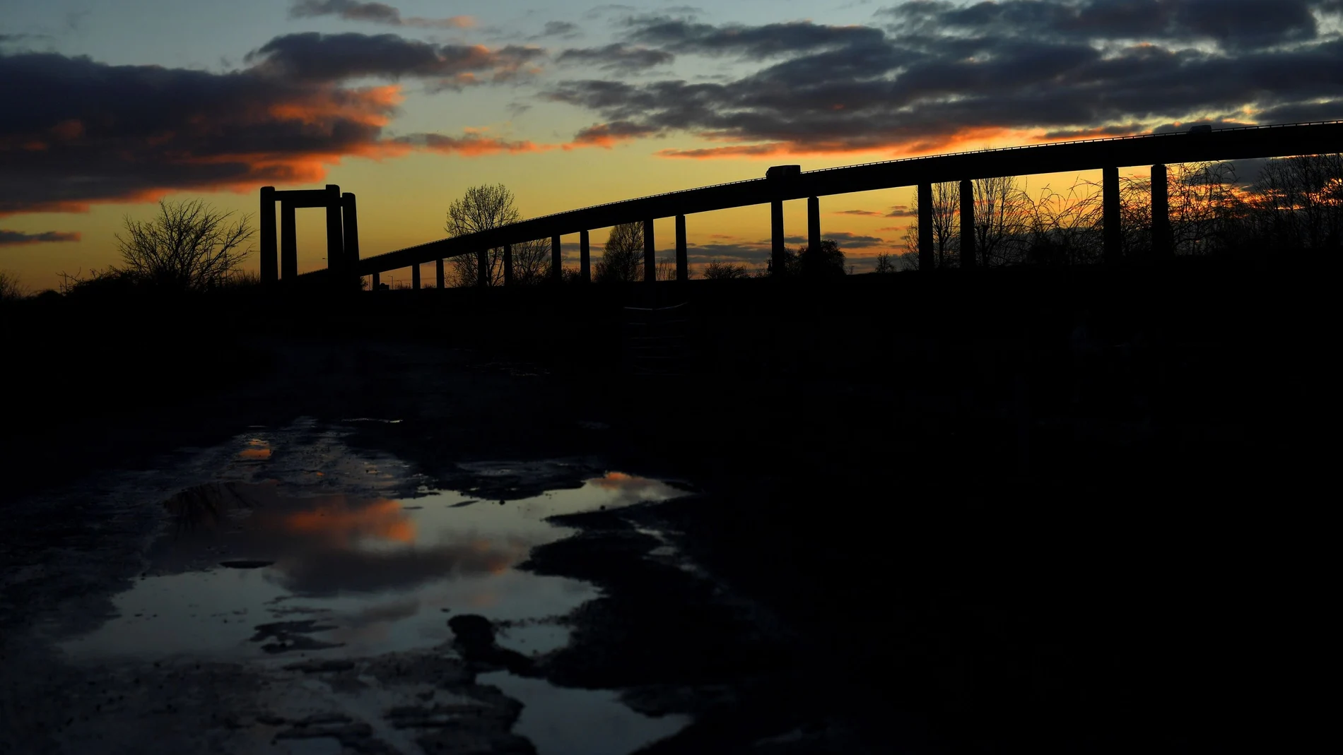 El sol se pone en el puente Kingsferry visto desde Sheerness, en la isla de Sheppey