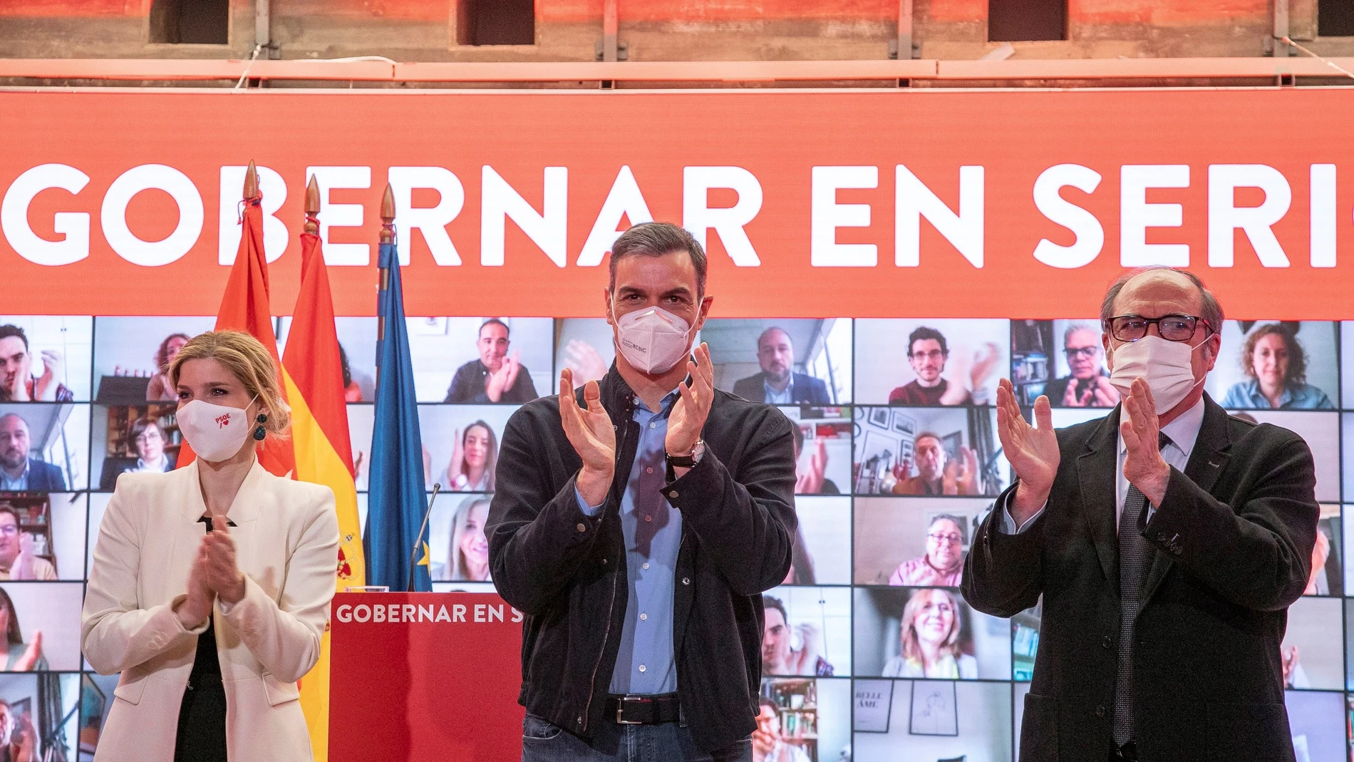 El presidente del Gobierno, Pedro Sánchez (c) junto con el candidato socialista para la presidencia de la Comunidad de Madrid, Ángel Gabilondo (d)