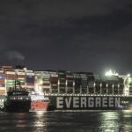 El carguero "Ever Given", iluminado mientras los remolcadores intentan reflotarlo por la noche