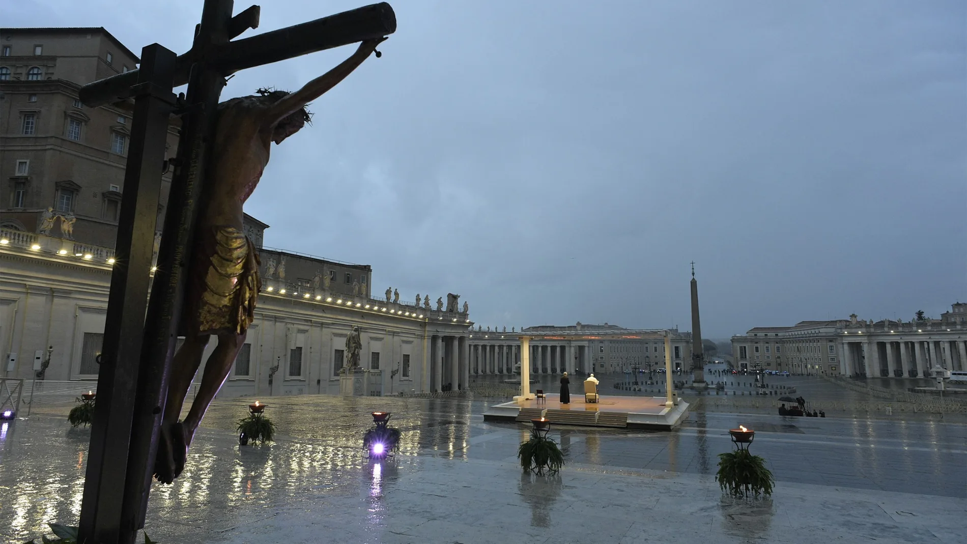 El 27 de marzo de 2020, el Papa Francisco rezaba ante una vacía Plaza de San Pedro del Vaticano
