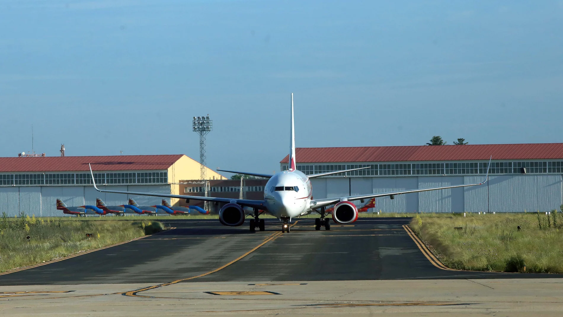 Llegada de un avión al aeropuerto vallisoletano de Villanubla