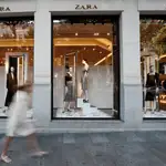 Vista de la fachada de una de las tiendas de la cadena Zara en Madrid