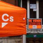Imagen de una carpa electoral de Ciudadanos con un cartel de Se Vende al fondo