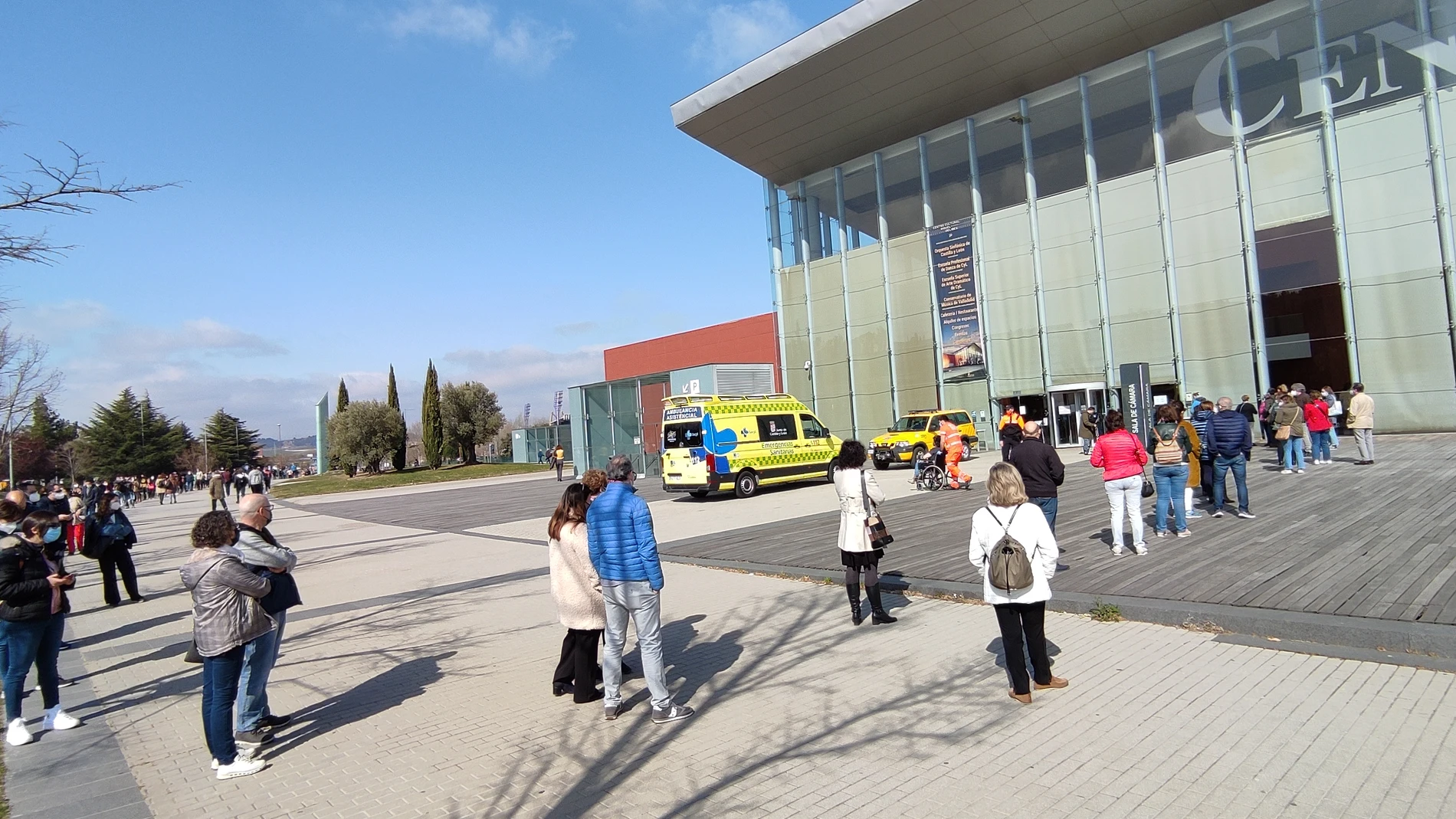 Largas colas para vacunarse en el Centro Cultural Miguel Delibes de Valladolid