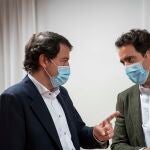 El presidente de Castilla y León, Alfonso Fernández Mañueco, conversa con Teodoro García Egea, antes de clausurar el XV Congreso Provincial del PP de Valladolid