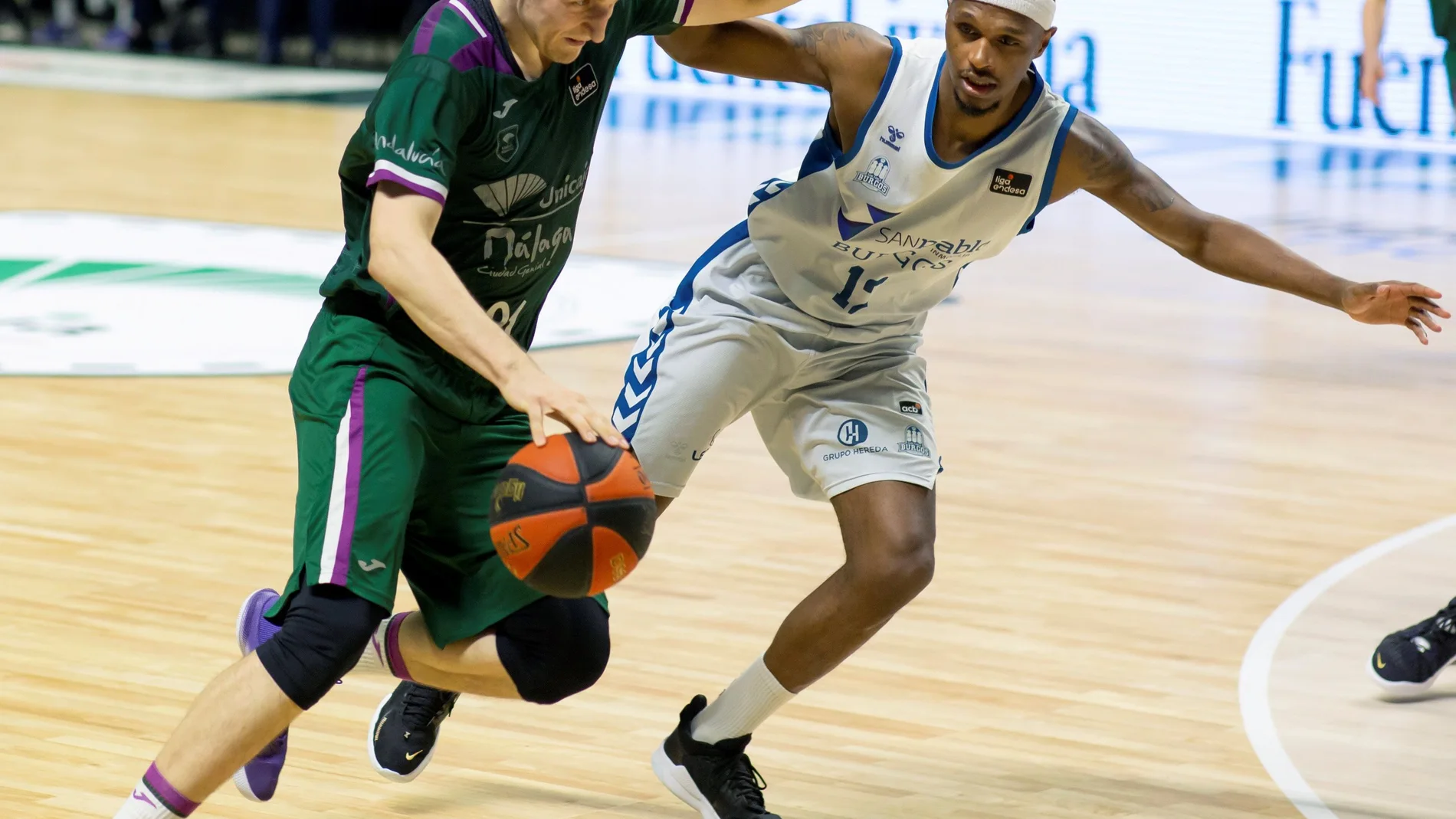 Imagen de archivo del alero polaco del Unicaja, Adam Waczynski (i) intentando escapar de la defensa del escolta estadounidense del Hereda San Pablo Burgos, Thad McFadden (d), durante el partido de la jornada 27 de la Liga Endesa