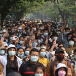 Los manifestantes hacen el gesto de su protesta contra el golpe militar en Birmania