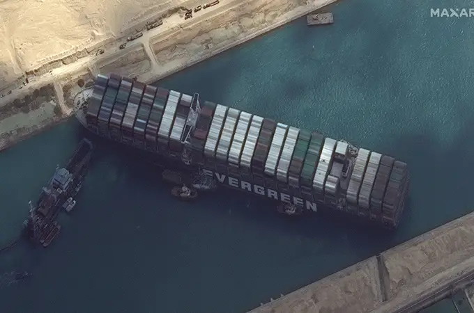 Bloqueo histórico en el canal de Suez: el comercio mundial queda en manos de cuatro excavadoras