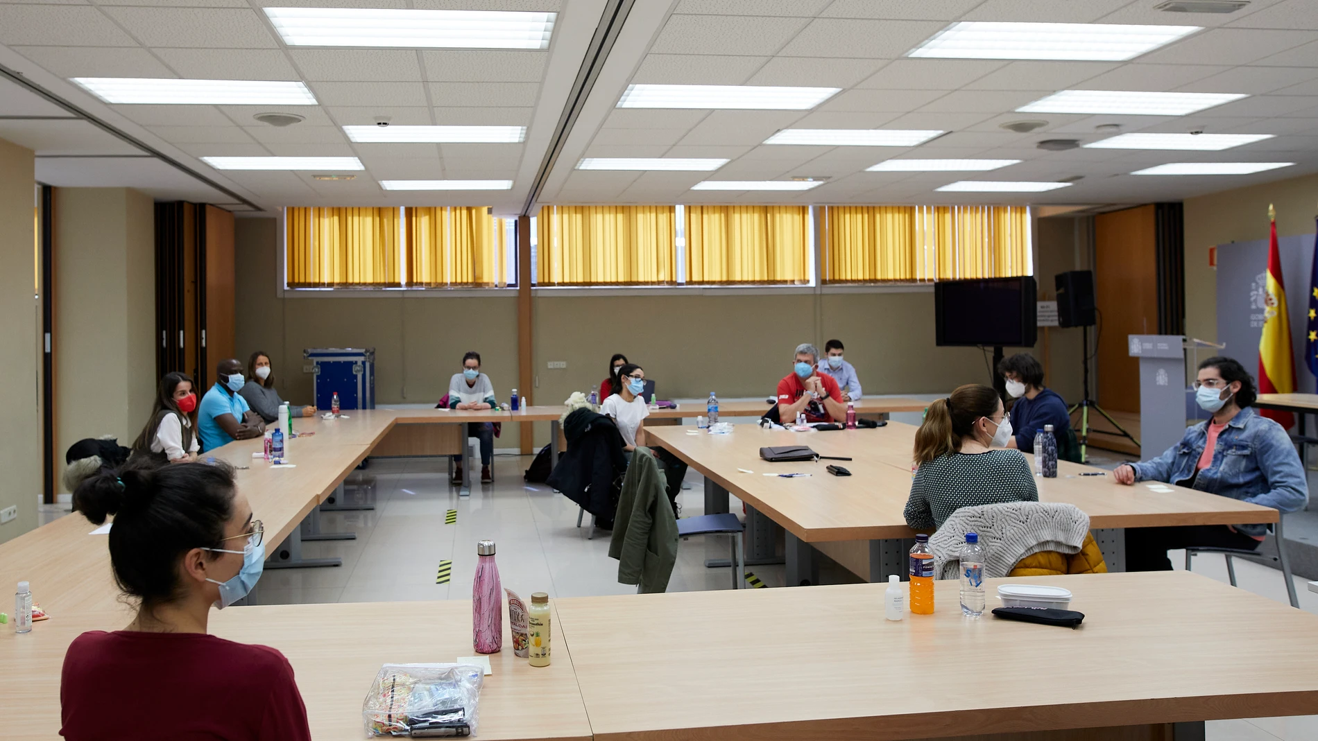 Varias personas en una de las aulas del centro de examen de las pruebas de Formación Sanitaria Especializada (FSE), en el Ministerio de Sanidad de Madrid, este fin de semana