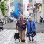 Una pareja camina sin mascarilla por las calles de Gibraltar este domingo