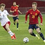 Dani Olmo intenta regatear a un defensa georgiano