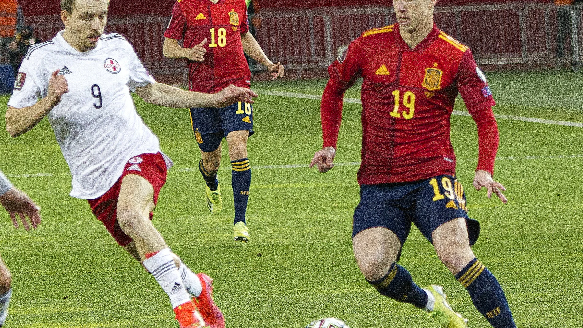 Dani Olmo intenta regatear a un defensa georgiano