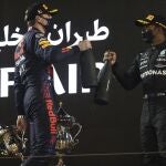 Hamilton, a la derecha, y Verstappen, en el podio de Bahréin