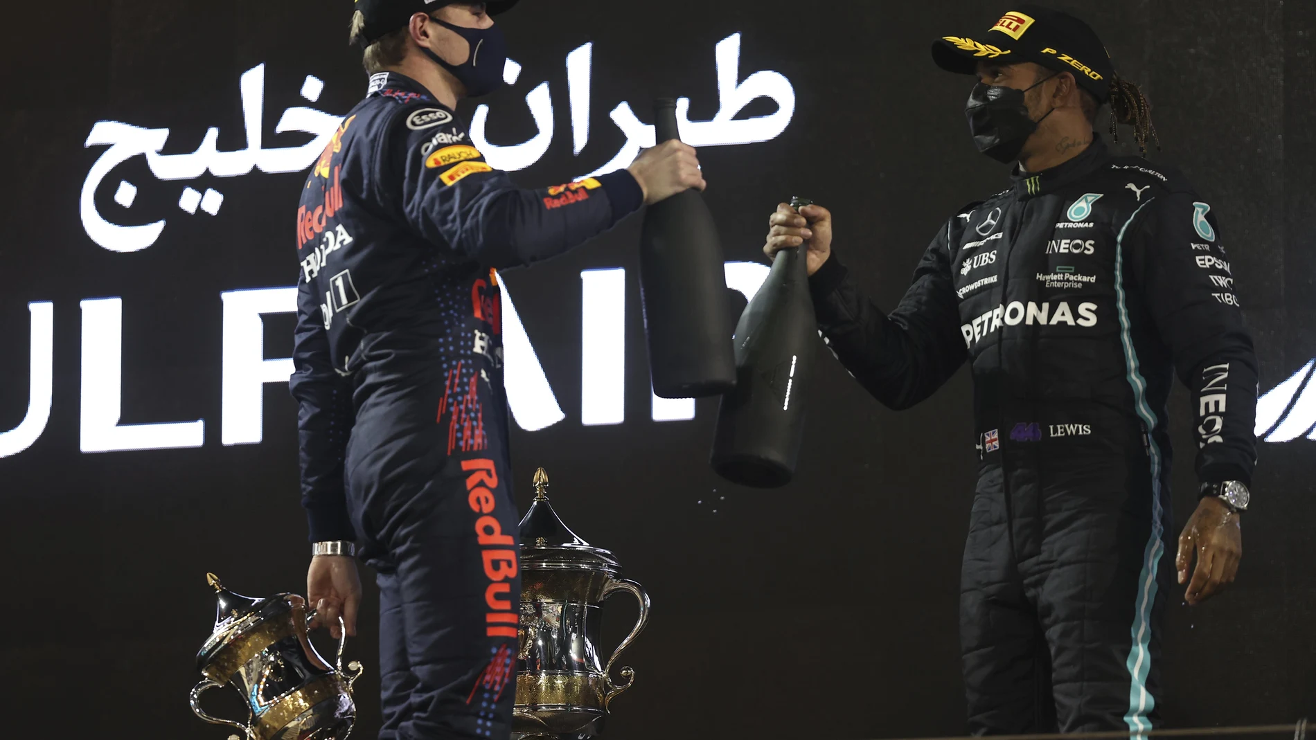 Hamilton, a la derecha, y Verstappen, en el podio de Bahréin