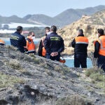 Trabajadores de Protección Civil durante las labores de búsqueda para localizar inmigrantes en la playa de Mazarrón (Archivo)