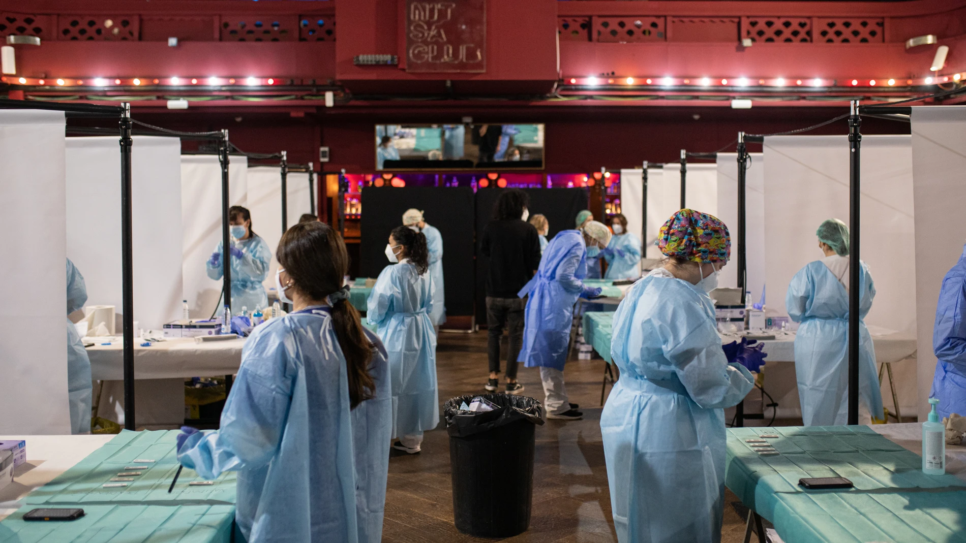 Varios sanitarios preparan los test de antígenos rápido (TAR) en la sala Apolo, en Barcelona, a 27 de marzo de 2021.