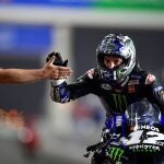 Maverick Viñales celebra su victoria en la carrera de MotoGP del Gran Premio de Qatar