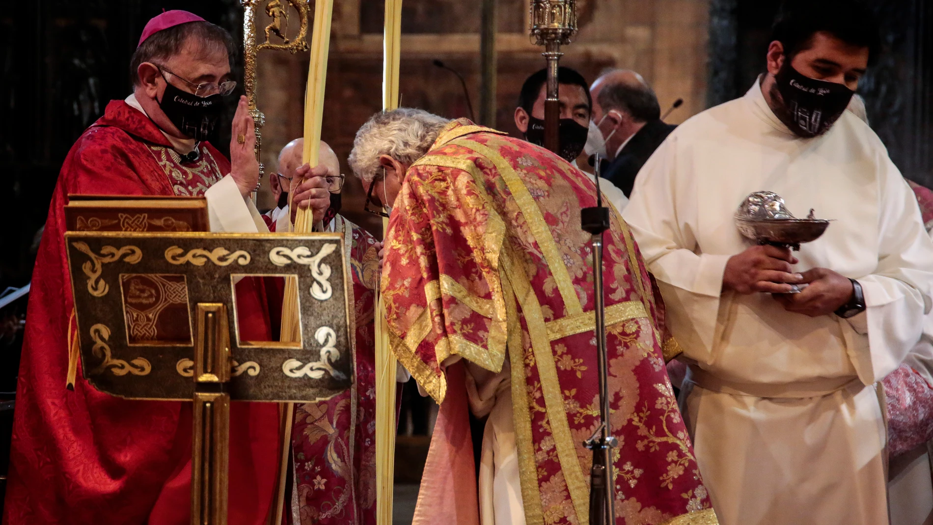 El obispo de León, Luis Ángel de las Heras, preside la solemne misa estacional del Domingo de Ramos, que incluye el rito de bendición de Las Palmas
