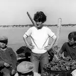 Luisa Isabel Álvarez de Toledo y Maura con los pescadores sanluqueños de ostiones en 1967