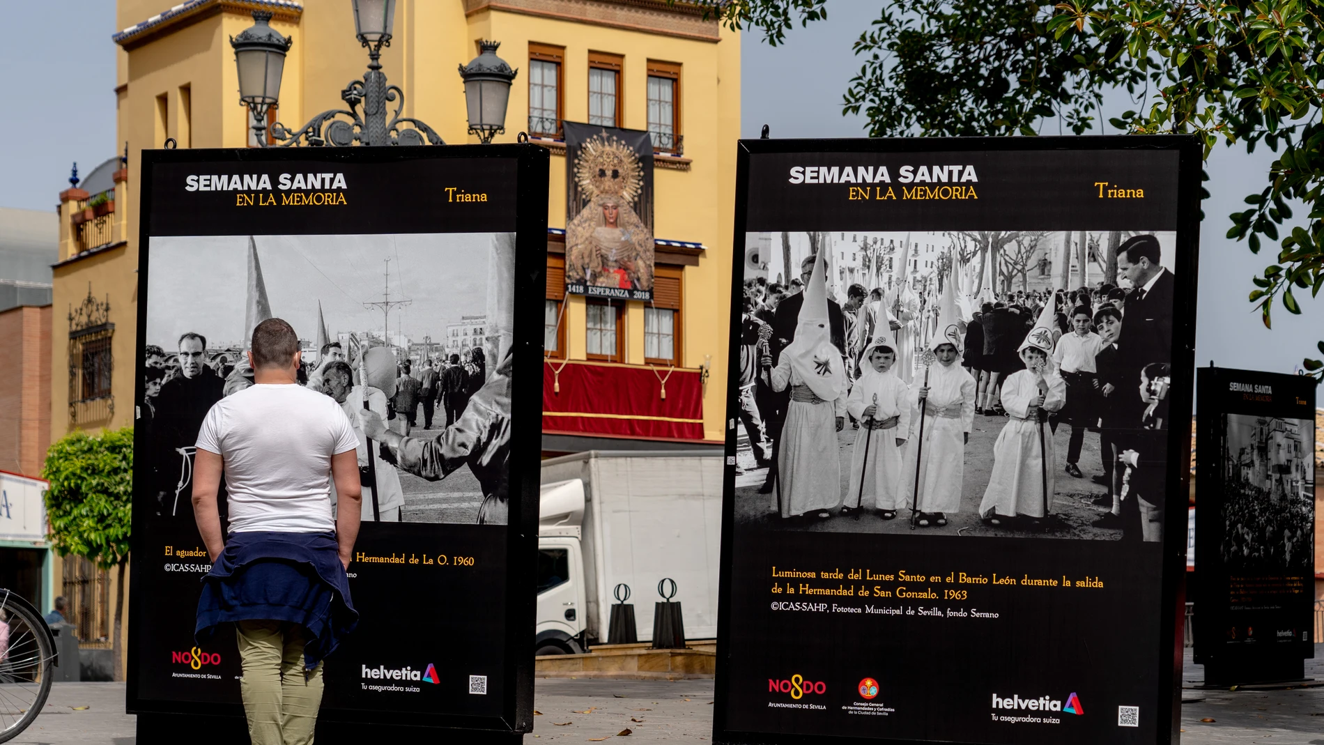 "Mupis fotográficos" de gran formato de la Semana Santa de los siglos XIX y XX, expuestos en la Plaza del Altozano de Sevilla.