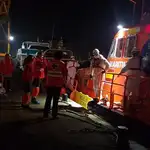 Voluntarios de Cruz Roja atienden inmigrantes llegados en patera a Cartagena