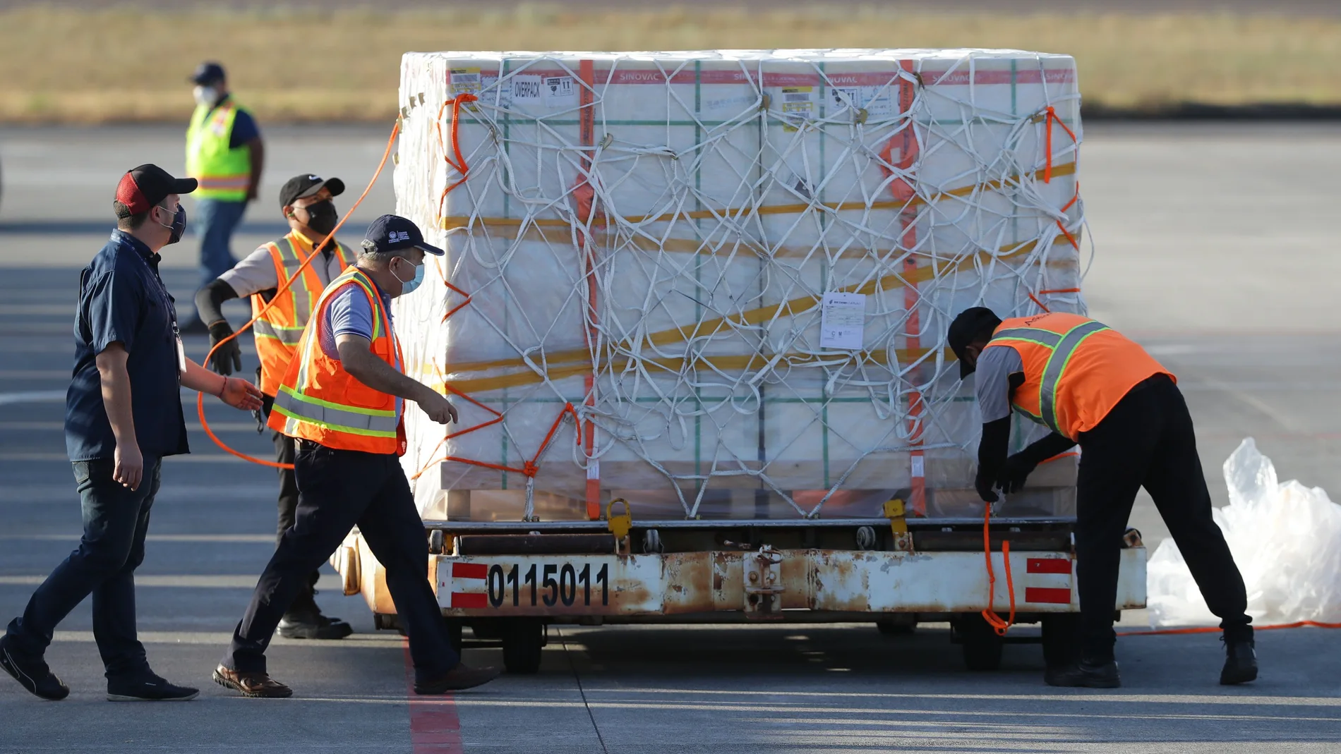 Personal aeroportuario recibe hoy un cargamento con dosis de la vacuna china CoronaVac en el aeropuerto internacional Óscar Arnulfo Romero en San Luis Talpa (El Salvador)