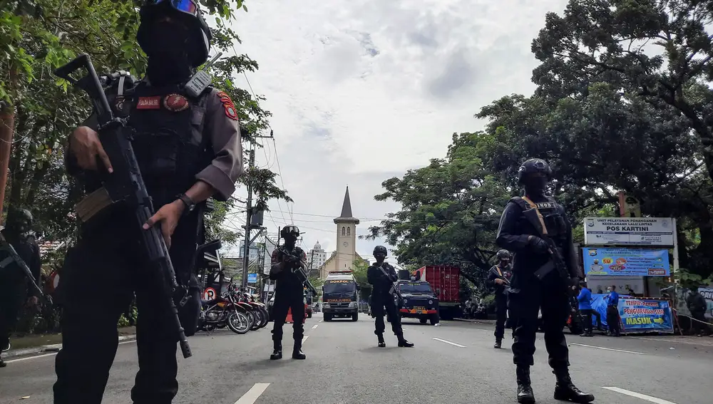 Agentes de policía protegen la Catedral del Sagrado Corazón de Jesús después de una explosión en Makassar