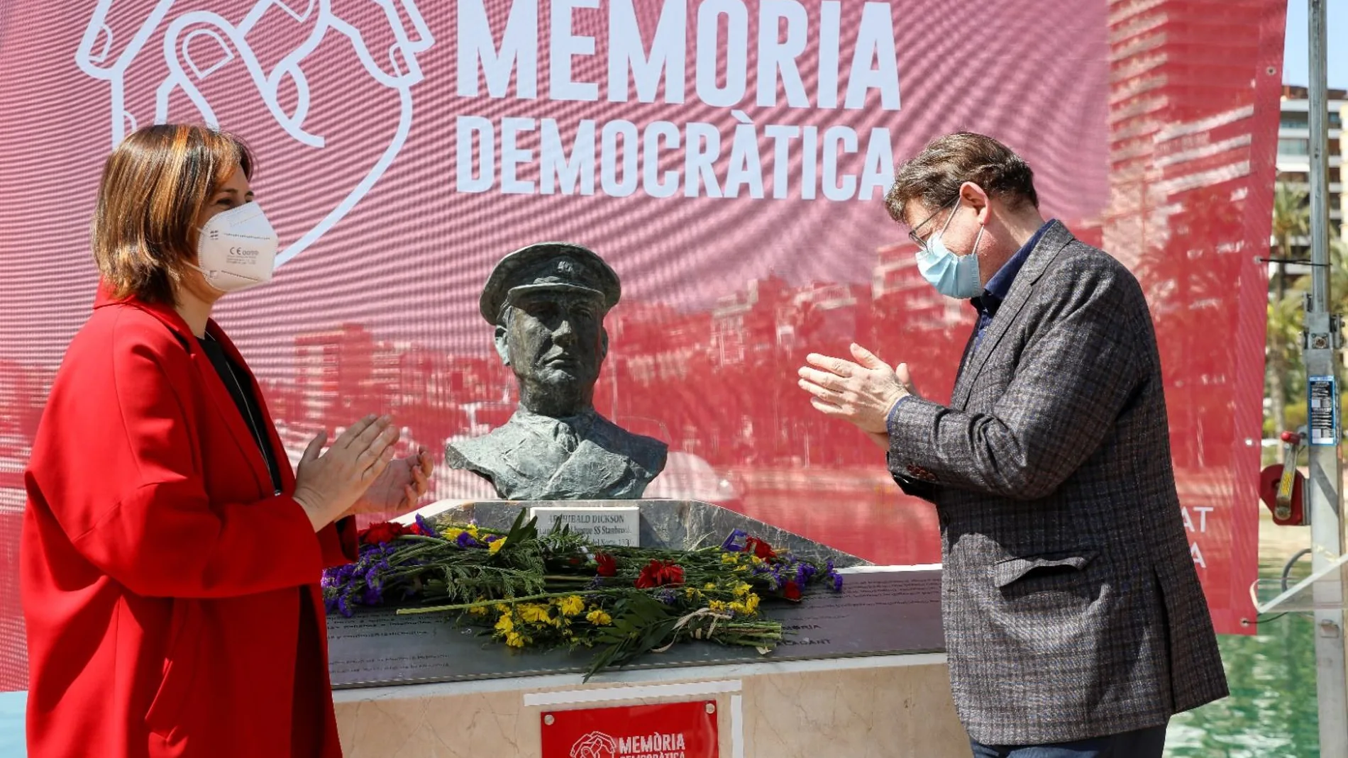 El presidente Ximo Puig durante un acto en Alicante por la Memoria Histórica con la consellera de Participación Rosa Pérez Garijo