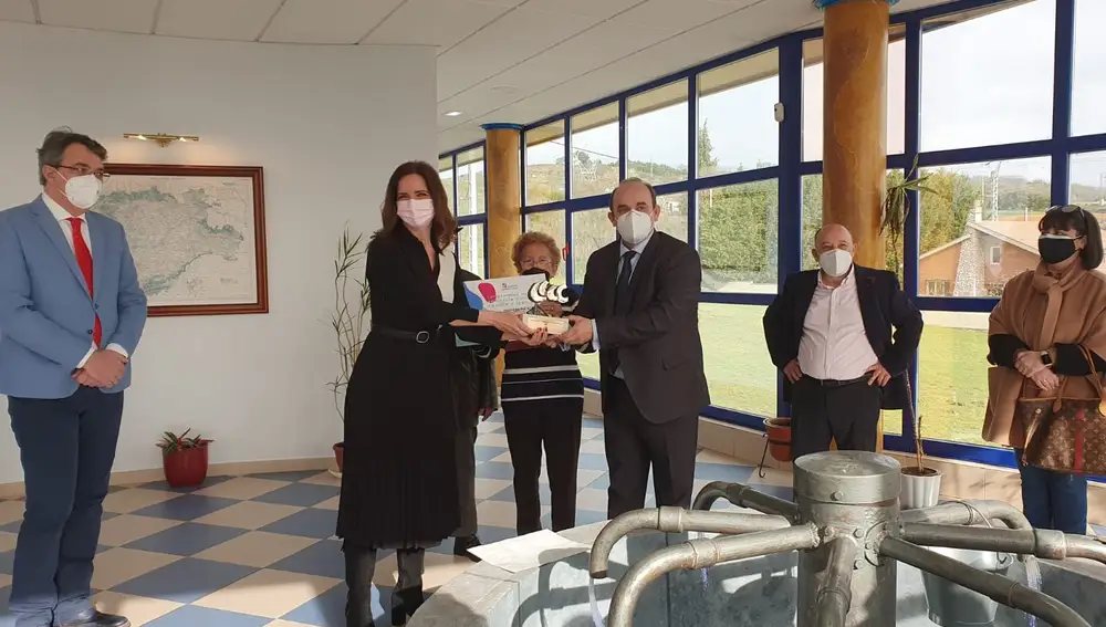 La consejera de Empleo e Industria, Ana Carlota Amigo, acompañada del delegado territorial de la Junta, Juan Martínez, ha entregado hoy en la localidad leonesa de Benavides de Órbigo el galardón del Premio Provincial de Comercio Tradicional que ha correspondido al establecimiento “Telecomunicaciones los Ocho Caños “. El trofeo ha sido recogido por su director ejecutivo, Juan Carlos Rodríguez, en las instalaciones que la empresa posee en Benavides de Órbigo donde conserva su sede social.