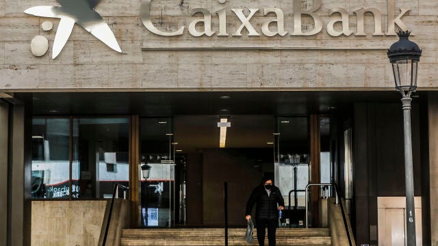 Logo de Caixabank en la sede de la calle Pintor Sorolla, en Valencia