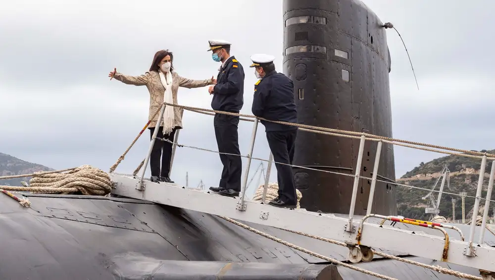La ministra de Defensa, Margarita Robles (i) junto al comandante de la flotilla de submarinos del Arsenal de Cartagena, Pedro de la Puente García-Ganges (c) y el almirante de la flota Eugenio del Rio (d) a bordo del submarino Mistral durante la visita que ha realizado este lunes