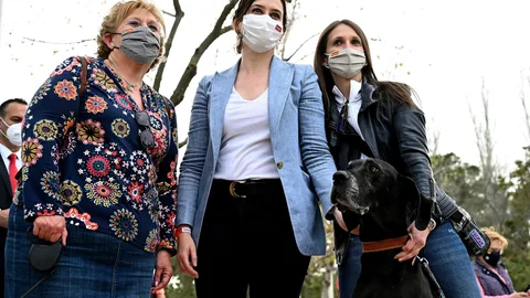 La presidenta de la Comunidad de Madrid y candidata a la reelección, Isabel Díaz Ayuso (c), posa junto a varias simpatizantes.