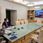 El consejero de Cultura y Turismo, Javier Ortega, y el secretario general de la Consejería de Transparencia, Ordenación del Territorio y Acción Exterior, José Miguel García, asisten a la reunión con la ministra Calvo