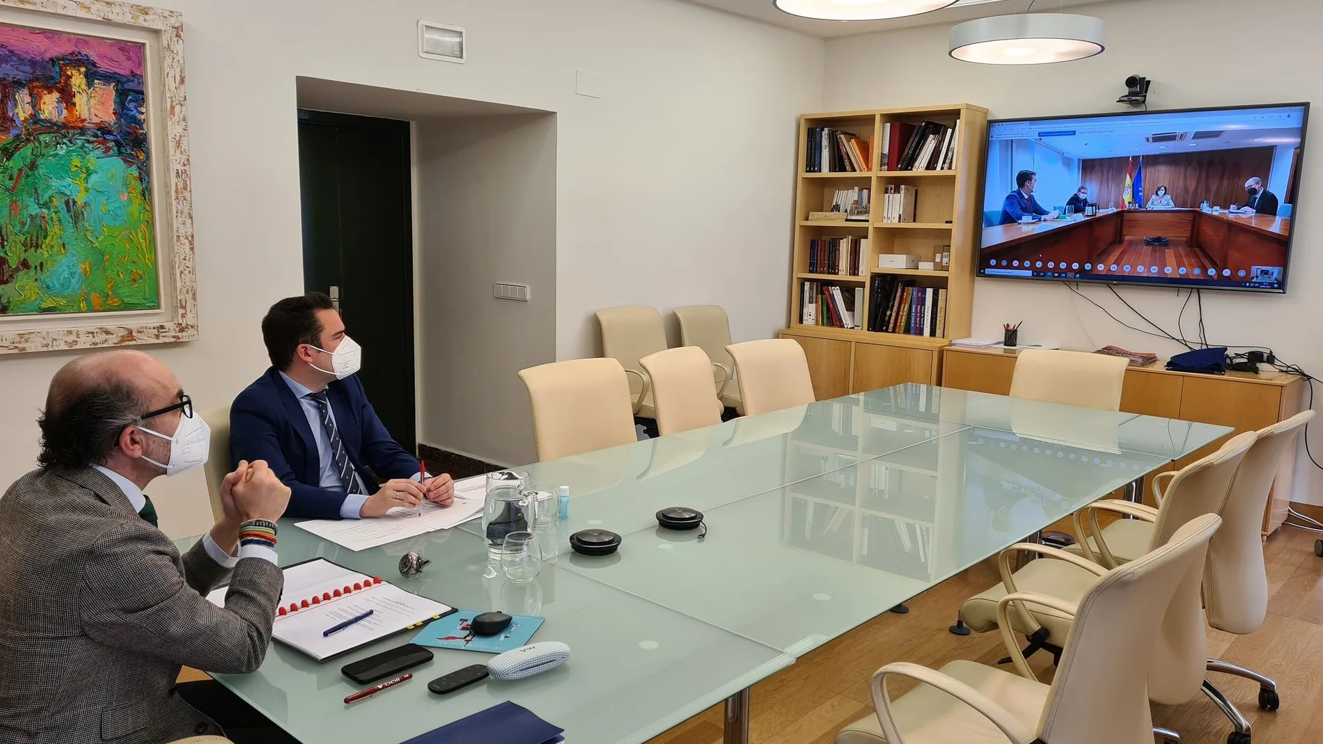 El consejero de Cultura y Turismo, Javier Ortega, y el secretario general de la Consejería de Transparencia, Ordenación del Territorio y Acción Exterior, José Miguel García, asisten a la reunión con la ministra Calvo