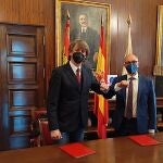El alcalde, Carlos Martínez; y el director general de la sociedad de garantía, Pedro Pisonero, renuevan el acuerdo de colaboración