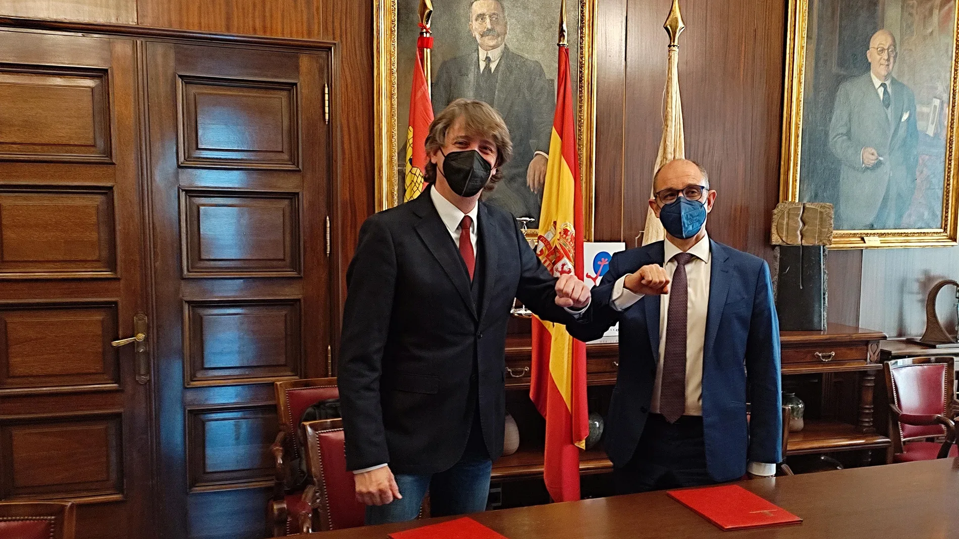 El alcalde, Carlos Martínez; y el director general de la sociedad de garantía, Pedro Pisonero, renuevan el acuerdo de colaboración