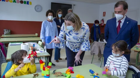 La consejera de Familia e Igualdad de Oportunidades, Isabel Blanco, visita el Programa Conciliamos Semana Santa en el CEIP La Moraña, en Arévalo. Durante su visita estuvo acompañada por el alcalde de Arévalo, Francisco León.