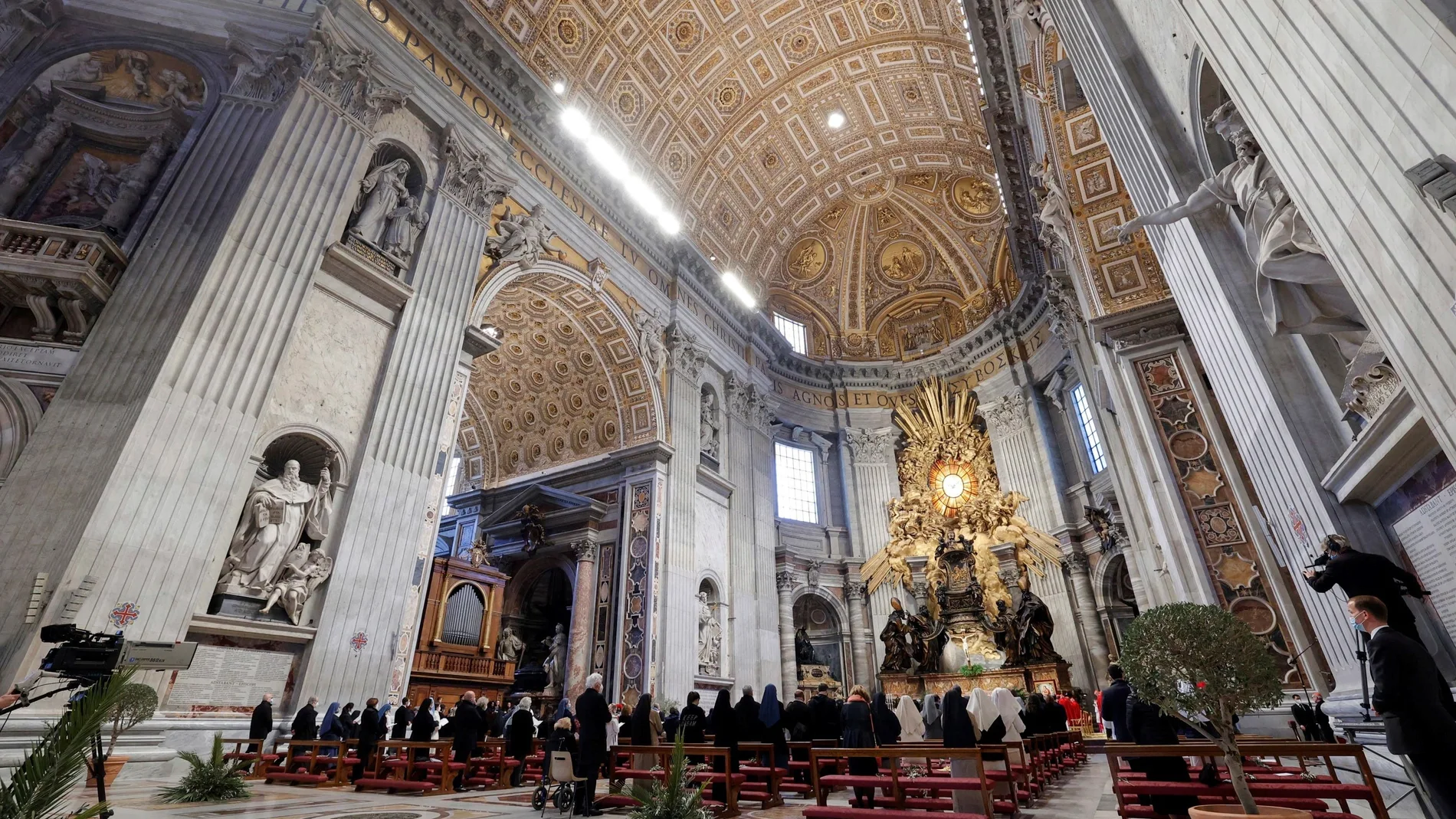 Misa del Domingo de Ramos oficiada por el Papa en el interior de la basílica de San Pedro del Vaticano