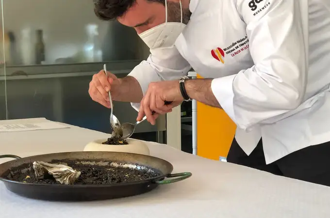 El chef valenciano Rubén Fenollar consigue elevar su arroz negro a la categoría de joya