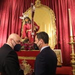 El presidente de la Junta de Andalucía, Juanma Moreno, junto al hermano mayor de la Esperanza de Triana, Sergio Sopeña