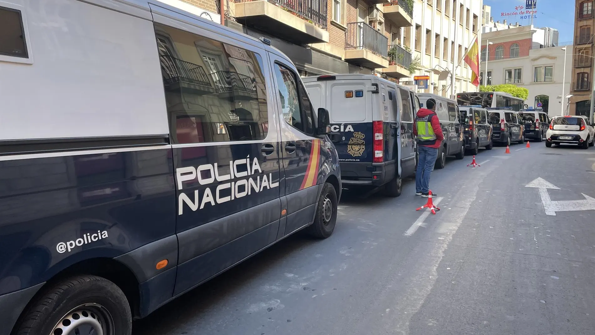 Furgonetas de la Policía Nacional, durante el operativo