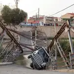  Cae al río Segura un camión hormigonera tras desplomarse el puente, dejando al conductor de Elche herido
