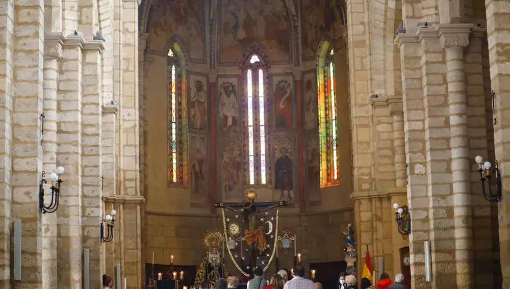 Varios fieles contemplan el cristo de la hermandad de Remedio de Ánimas en la iglesia de San Lorenzo de Córdoba