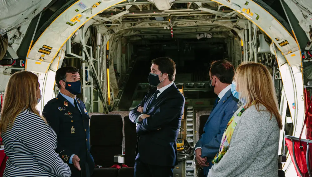 El consejero de Fomento y Medio Ambiente, Juan Carlos Suárez-Quiñones asiste al acto de bienvenida al Ejército del Aire en el aeródromo de Garray