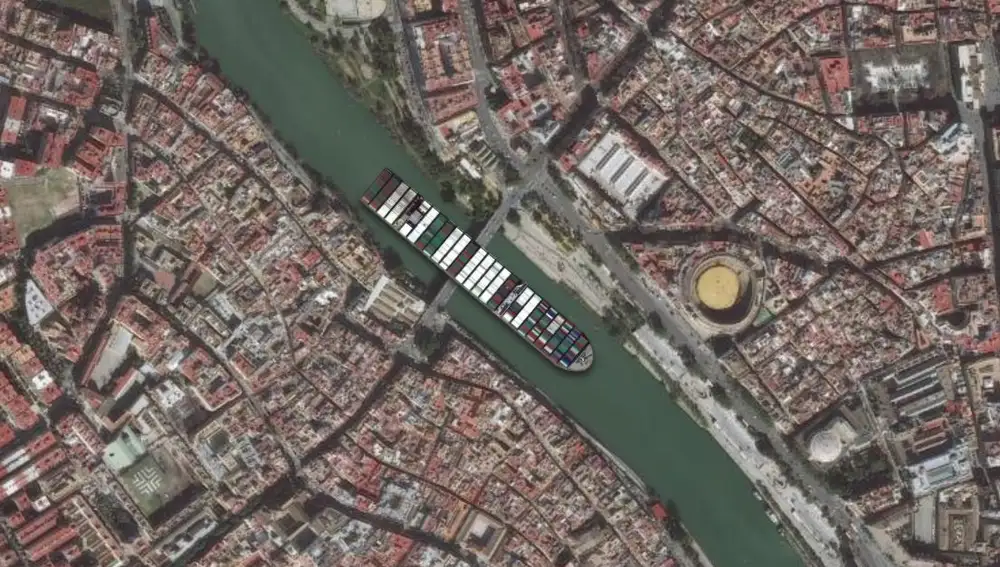 El buque Ever Given, en escala sobre el río Guadalquivir, a la altura del Puente de Triana