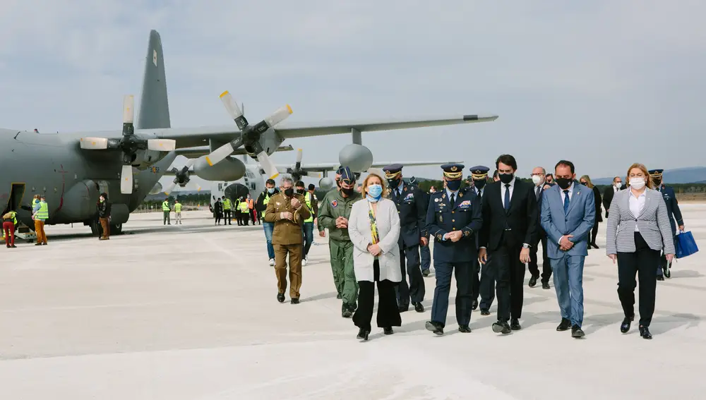 El consejero de Fomento y Medio Ambiente, Juan Carlos Suárez-Quiñones asiste al acto de bienvenida al Ejército del Aire en el aeródromo de Garray