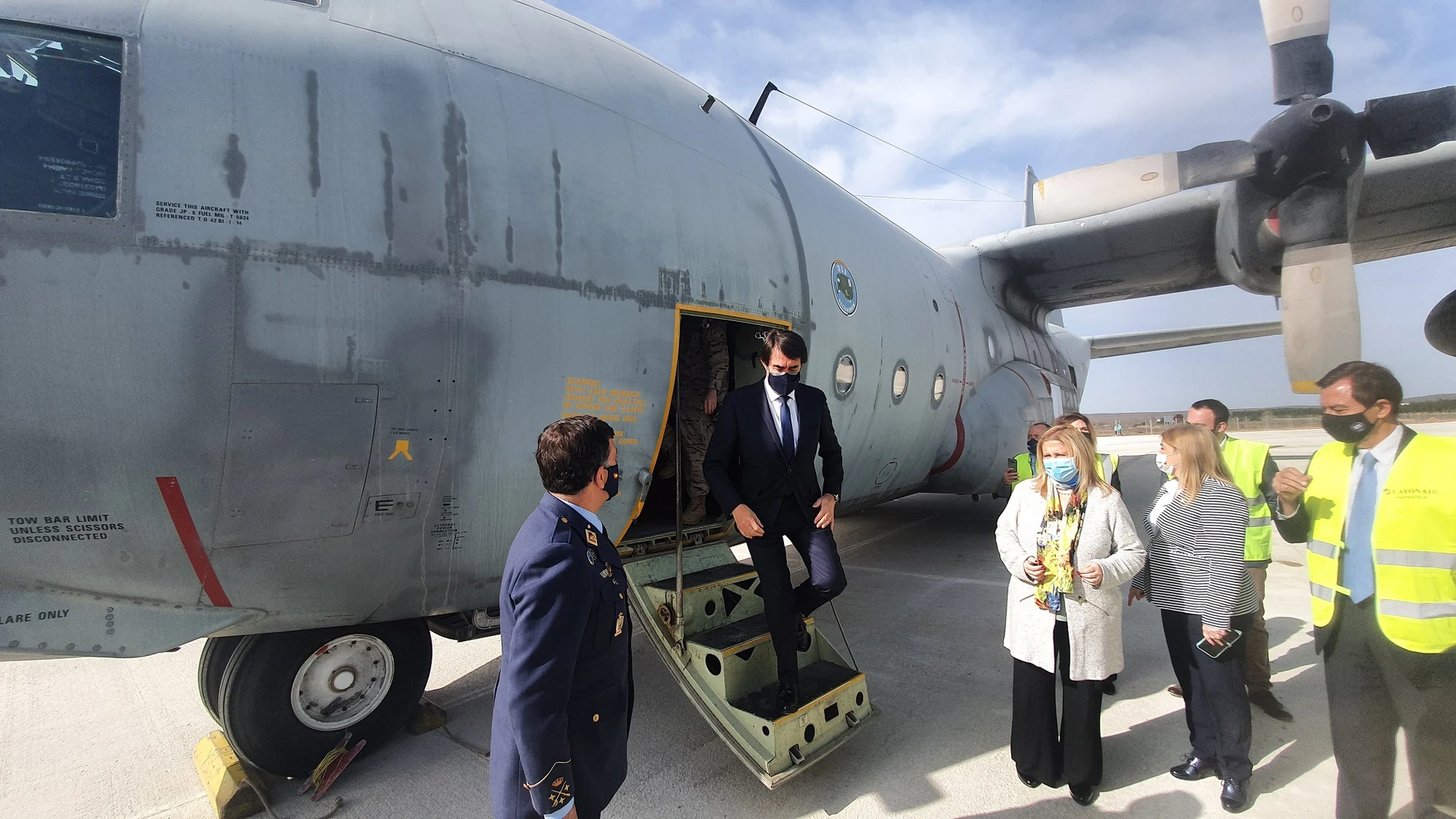 El consejero de Fomento y Medio Ambiente, Juan Carlos Suárez-Quiñones asiste al acto de bienvenida al Ejército del Aire en el aeródromo de Garray