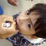 Un niño recibe la vacuna de la polio en Dera Ismail Khan, Pakistán