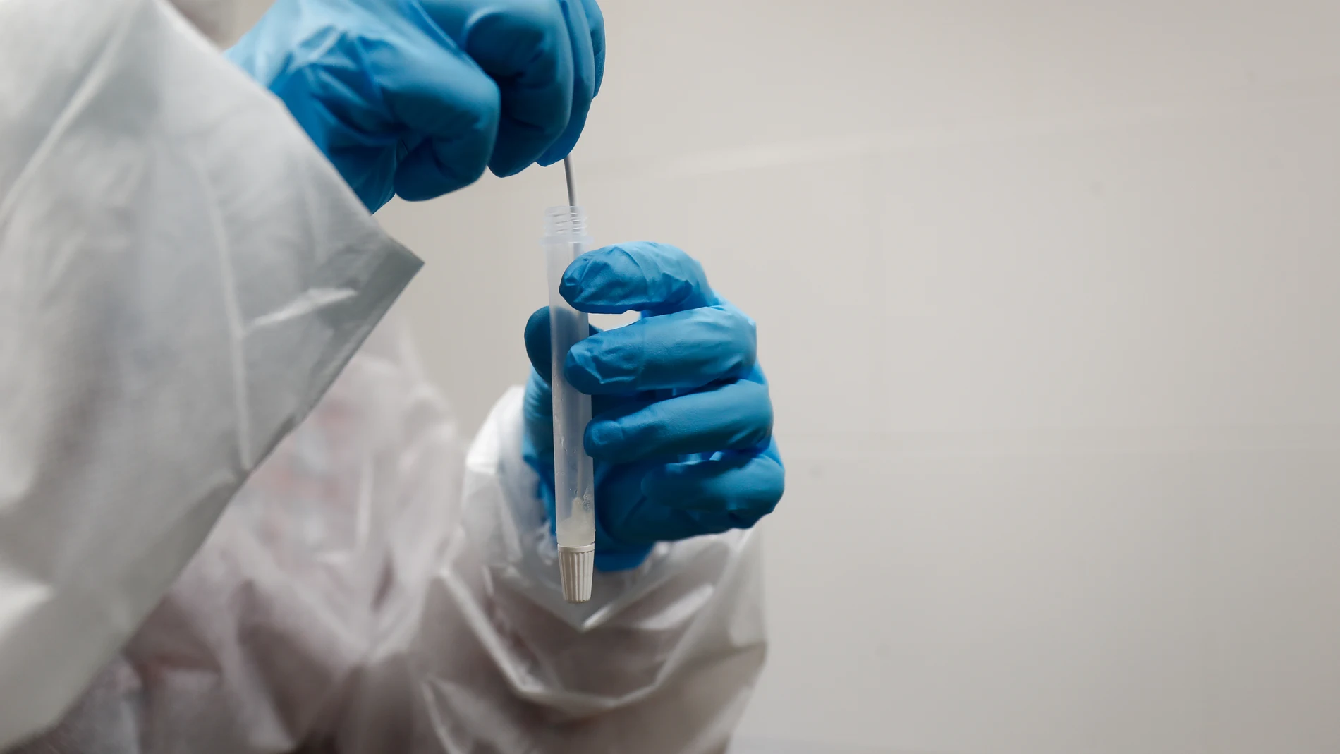Un trabajadora sanitaria sostiene un test de antígenos