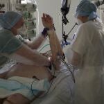 Los médicos atienden a un paciente afectado con el COVID-19 en un hospital francés